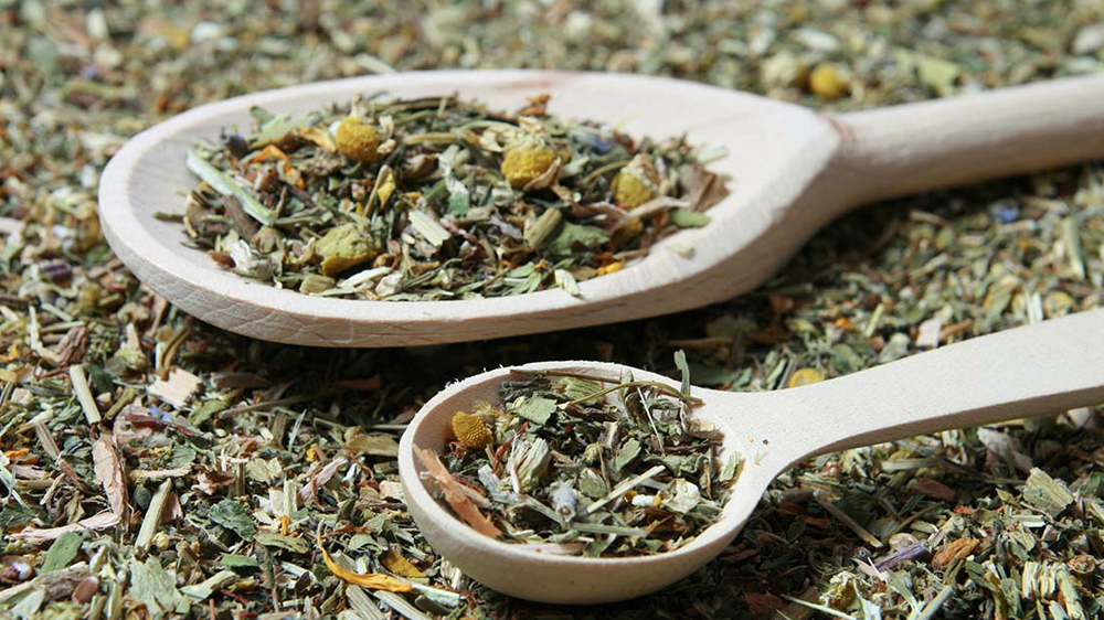 دو قاشق با گیاهان دارویی
