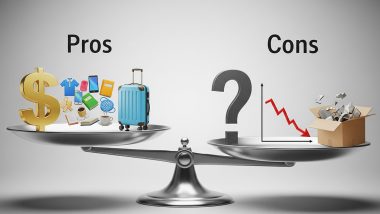 دو کفه ترازو با مقایسه مزایا و معایب و المان‌های گرافیکی